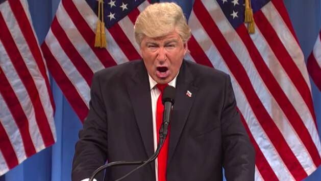 Alec Baldwin, em uma de suas imitações do ex-presidente Trump no programa ‘Saturday Night Live’. EL PAÍS 