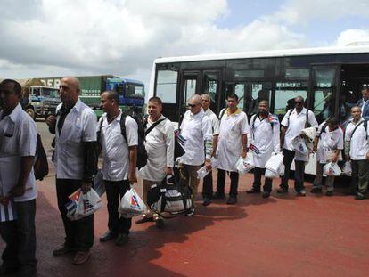 Os médicos cubanos chegam ao aeroporto de Monrovia.