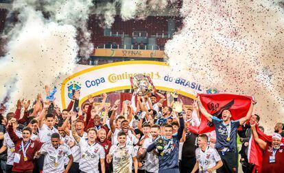 Jogadores do Athletico levantam a taça de campeão no Beira-Rio.