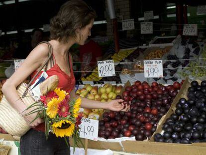 Uma mulher compra no mercado Jean-Talon, em Montreal