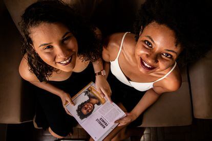 Júlia Rodrigues, 18, e Isadora Ribeiro, 21, respectivamente cofundadora e fundadora do coletivo Narrativas Negras e autoras do livro de mesmo nome que conta a história de mulheres negras.