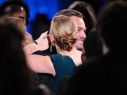 Kate Winslet abraça Leonardo DiCaprio durante os prêmios SAG.
