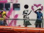 El 'Louise Michel', pintado de rosa y con grafitis de Banksy, partió del puerto de Burriana (Castellón).