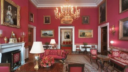 O Salão Vermelho, uma das dependências públicas mais emblemáticas da Casa Branca, e que foi objeto de redecorações mais ou menos agressivas ao longo da sua história. A última, sob Melania Trump, limitou-se a uma mudança nas cortinas.