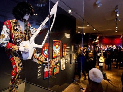 Vista de uma guitarra e um traje usado por Prince durante a vista prévia da exposição 'Play It Loud: Instruments of Rock & Roll' no Museu Metropolitano em Nova York.