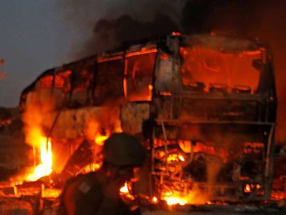 Em vídeo, Hamás explode um ônibus israelense desde Gaza.