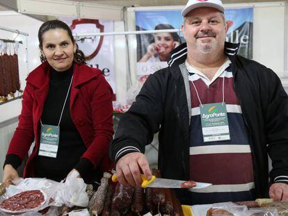 Andreia e Paulo Colle, que cuidam de uma beneficiadora de porco.