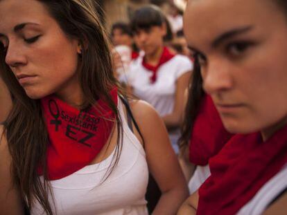 Mulher em Pamplona usam len&ccedil;o &quot;n&atilde;o ao estupro&quot; ap&oacute;s den&uacute;ncia de viola&ccedil;&atilde;o durante as Festas de S&atilde;o Firmino. 