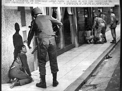 A repressão durante a ditadura militar argentina (1976-1983) é um dos temas que Juan Gelman aborda no livro "Hoy".