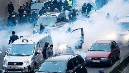Polícia antidistúrbios e taxistas no anel periférico de Paris nesta terça-feira.