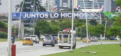 Cartaz de "Juntos o fizemos" nas ruas da Cidade do Panamá, em comemoração à abertura do Canal ampliado.