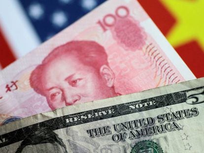 Uma nota de yuan e outra de dólar.