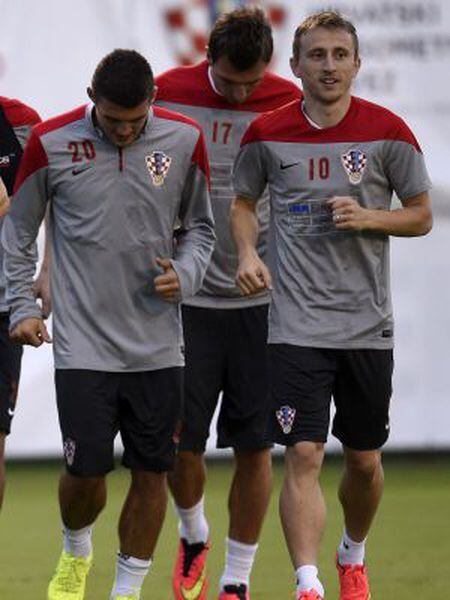 Modric, à direita, seguido de Mandzukic