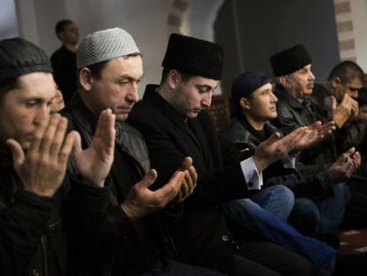 Um grupo de tártaros reza em uma mesquita de Simferopol.