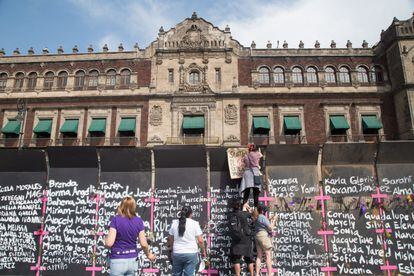 A cerca no perímetro do Palácio Nacional do México, tomada pela inscrição de nomes de vítimas de feminicídio.