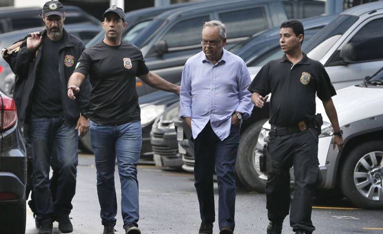 Lélis Teixeira, presidente da Federação das Empresas de Transportes do Rio de Janeiro, é conduzido durante operação Ponto Final, da Lava Jato, em julho de 2017.
