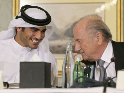 O xeique Mohammed A o-Thani, responsável pela Copa do Mundo de 2022, com Joseph Blatter, presidente da FIFA.