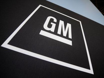 Logotipo da General Motors no salão de Nova York.