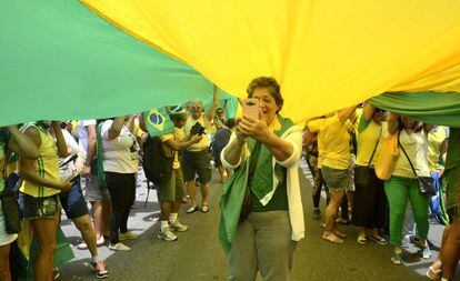Manifestante faz foto durante ato no Rio de Janeiro em apoio ao então candidato Jair Bolsonaro, em outubro de 2018
