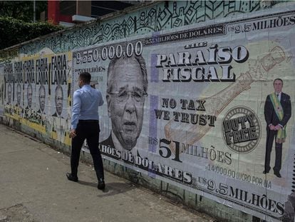 Cartaz em São Paulo ironiza ministro Paulo Guedes por suas contas em offshores, apontada pelo Pandora Papers