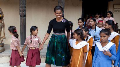 Michelle Obama, em Nova Déli, com meninas participantes do seu projeto Deixemos que as Meninas Aprendam, em 2010.  A ex-primeira-dama já reconheceu que sofreu da síndrome.