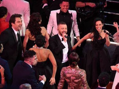 Justin Timberlake (centro) canta e dança. À esquerda, Javier Bardem.