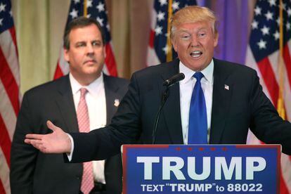 Donald Trump discursa na companhia do governador de Nova Jersey, Chris Christie.