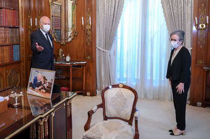 O presidente da Tunísia, ao lado da primeira-ministra, Najla Bouden, em uma foto publicada pela Presidência no Facebook.