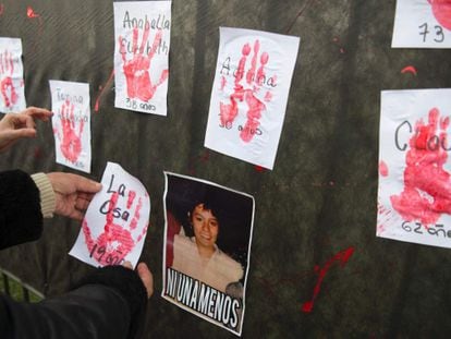 Mural pelas vítimas durante a manifestação em Buenos Aires.