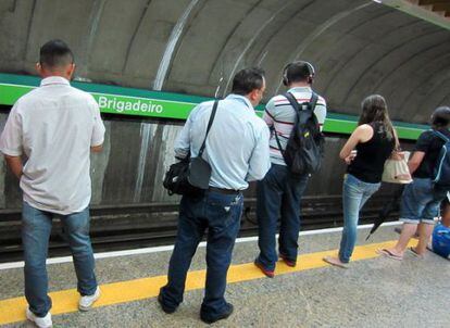 Passageiros esperam o metr&ocirc; na linha verde, em S&atilde;o Paulo.