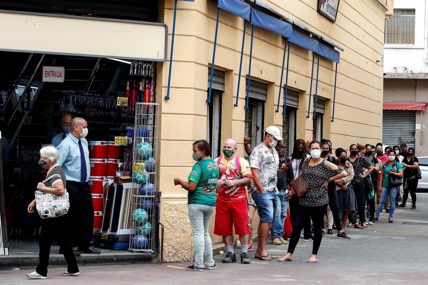 Clientes fazem fila para entrar em loja do centro de São Paulo após abertura do comércio de rua ser autorizada em determinados horários.