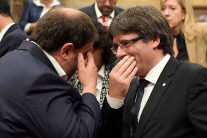 Carles Puigdemont e Oriol Junqueras, presidente e vice-presidente da Generalitat, durante a sessão do Parlamento sobre a declaração unilateral de independência.