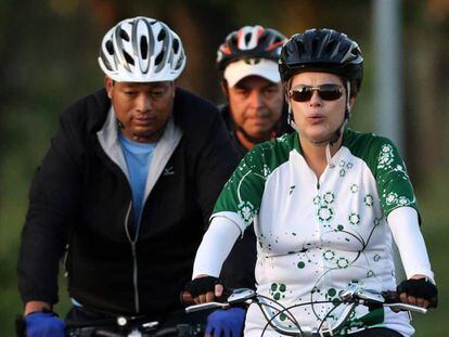 Presidenta Dilma Rousseff pedalando em Bras&iacute;lia