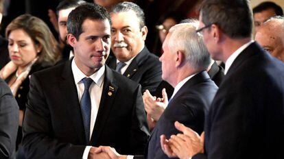 Juan Guaidó cumprimenta o vice-presidente de EUA, Mike Pence, em Bogotá.