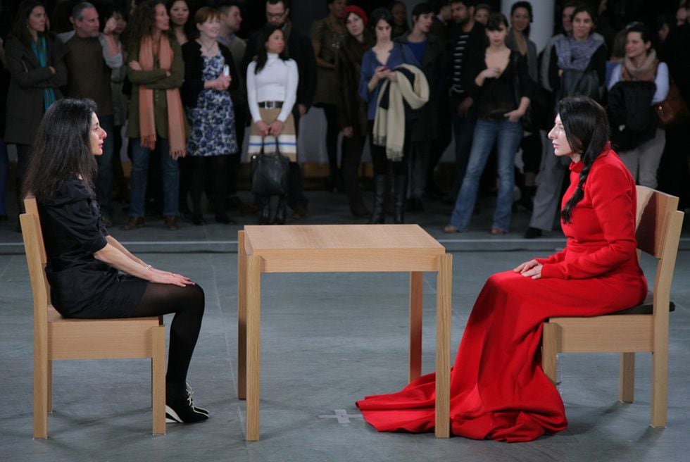 Abramovic, de vermelho, durante sua ‘performance’ do ano passado no MoMA.