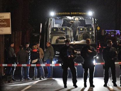 Vários policiais na terça-feira ao lado do ônibus do Borussia Dortmund em Dortmund (Alemanha).