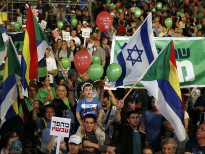 Israelenses participam em Tel Aviv de uma manifestação da esquerda.