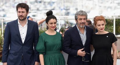 O diretor Santiago Mitre e os atores argentinos Érica Rivas, Ricardo Darín e Dolores Fonzi, na apresentação de ‘La Cordillera”, na quarta-feira, em Cannes.