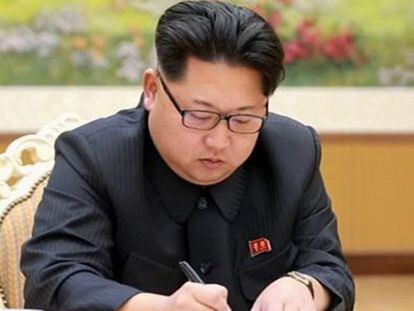 O líder norcoreano Kim Jong-um, durante a assinatura da ordem para a prova da bomba de hidrogênio, em uma imagem sem data publicada pela agência North Korean Central (KCNA). / EFE