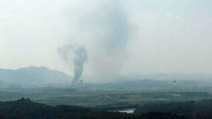 Coluna de fumaça na cidade fronteiriça de Kaesong, Coreia do Norte, vista do território sul-coreano. No vídeo, imagens da explosão nesta terça-feira (legendas em espanhol).