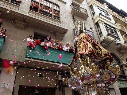 A imagem de San Fermín recebeu seu tradicional banho de pétalas no primeiro dia de suas festividades, em uma procissão muito concorrida e na qual se viu grande emoção nos participantes.
