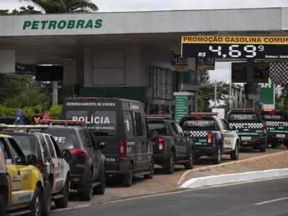Em Brasília, frota da polícia faz fila para abastecer carros, mas greve dos caminhoneiros deixa sem combustíveis maioria dos postos do país, nesta sexta-feira.