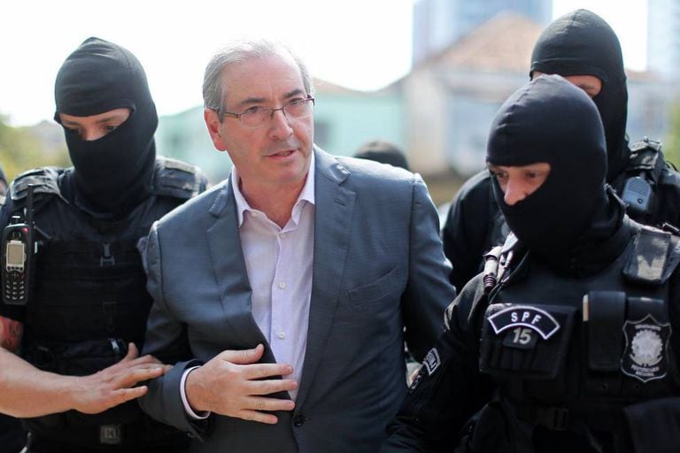 O ex-presidente da Câmara Eduardo Cunha, ao ser preso em outubro de 2016 pela PF.