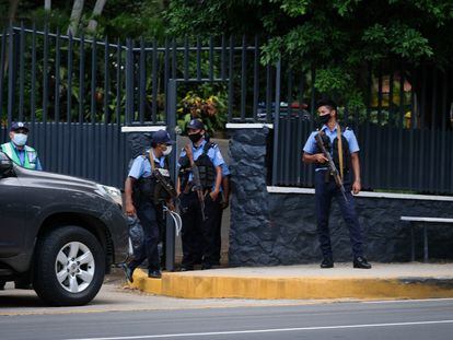 Policiais em frente à casa de Cristiana Chamorro, presa desde quarta-feira pelo regime de Daniel Ortega.