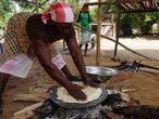 Las mujeres han usado la yuca tradicionalmente para cocinar y la saben elaborar de muchas maneras.