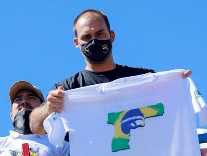 Eduardo Bolsonaro durante protesto pró-armas em Brasília, em julho de 2020.