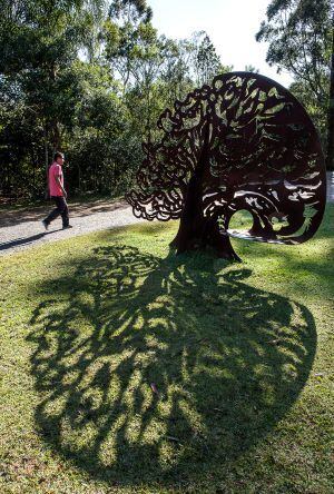 'Árvore', escultura de Alê Bufe em ferro.