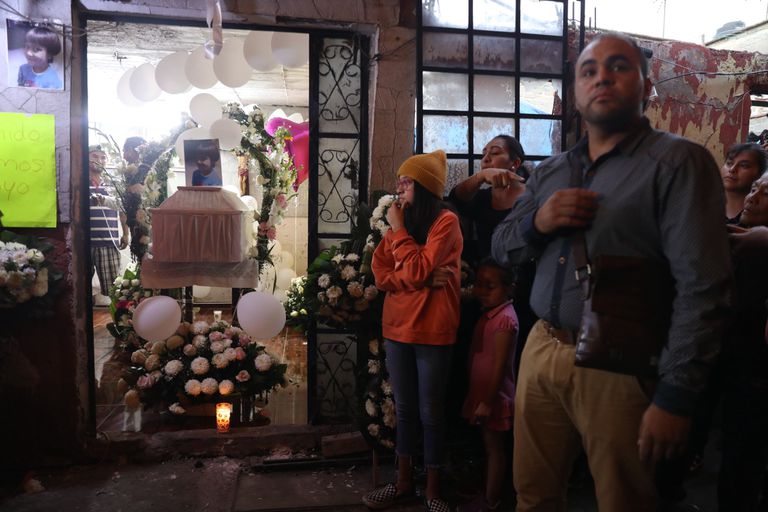 AME3922. CIUDAD DE MÉXICO (MÉXICO), 17/02/2020.- Personas asisten al funeral de la niña Fátima este lunes en el barrio de Tulyehualco en Ciudad de México (México). El cuerpo de Fátima Cecilia Aldriguett fue encontrado este fin de semana en una bolsa de plástico sin órganos y con signos de tortura en la alcaldía Tlahuac, en el sur de la capital mexicana, cerca de Santiago Tulyehualco, donde vivía con su familia. Sin haberse recuperado todavía de la conmoción por el asesinato la semana pasada contra Ingrid Escamilla, descuartizada presuntamente a manos de su pareja, México amaneció con la noticia de un nuevo crimen escabroso. EFE/Sáshenka Gutiérrez