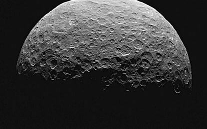 Imagem de Ceres feita pela sonda 'Dawn'.