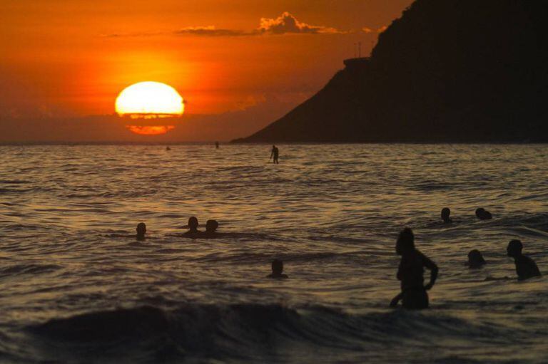 Praia de Ipanema na véspera de ano-novo.